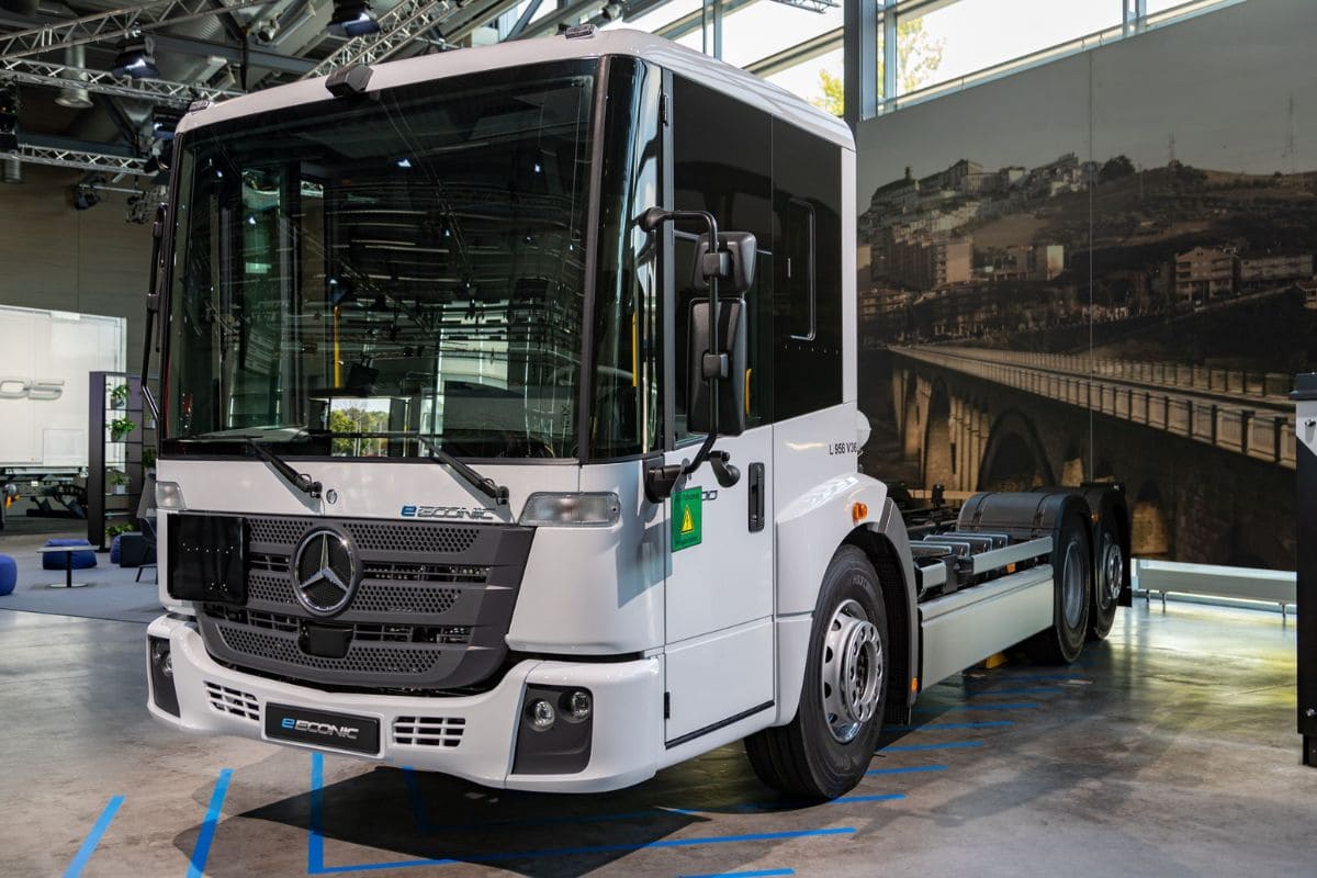 Caminhão Elétrico Mercedes Benz eEconic: O Futuro Sustentável da Coleta de Lixo